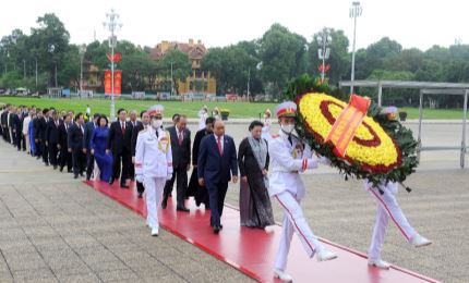 Leaders of Party and State pay tribute to President Ho Chi Minh