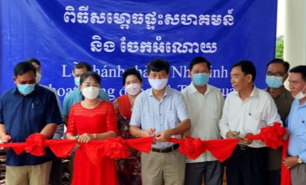 Inaugurating communal house for Vietnamese Cambodians in Cambodia’s Kampot province