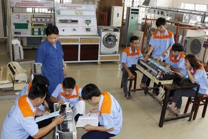 Vinh Long increases quality of human resources