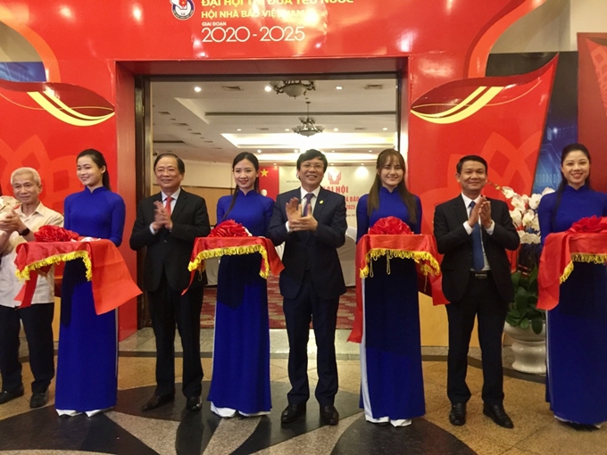 Cutting ribbon to open the exhibition (Source: CPV)