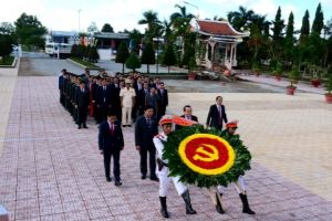 Ca Mau Provincia Party Congress delegation pays tribute to Uncle Ho and martyrs