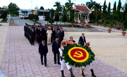 Ca Mau Provincia Party Congress delegation pays tribute to Uncle Ho and martyrs