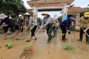 Vietnam mobilises all forces to seek storm victims