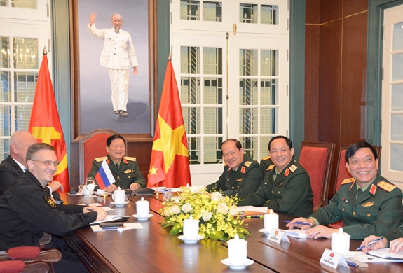 Defence Minister General Ngo Xuan Lich at the phone talk in Hanoi (Source: qdnd.com.vn)