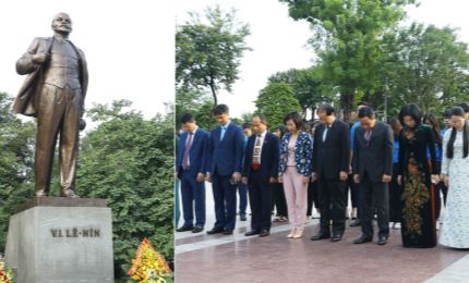 Hanoi's leaders put memorial flowers at V.I.Lenin statue