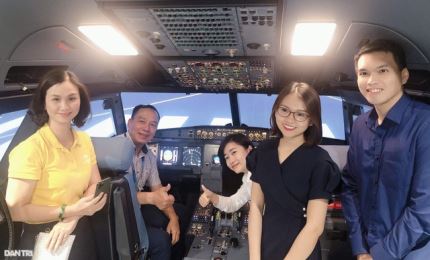 Visitors in Ho Chi Minh City eagerly experience pilot training tour