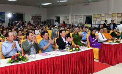 Mr. Vuong Dinh Hue joins national unity festival with people in Hanoi’s district