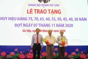 Presenting Party badges to Party members in HCMC