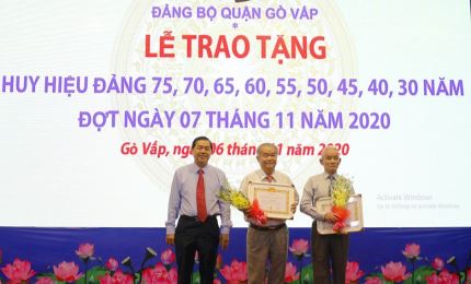 Presenting Party badges to Party members in HCMC
