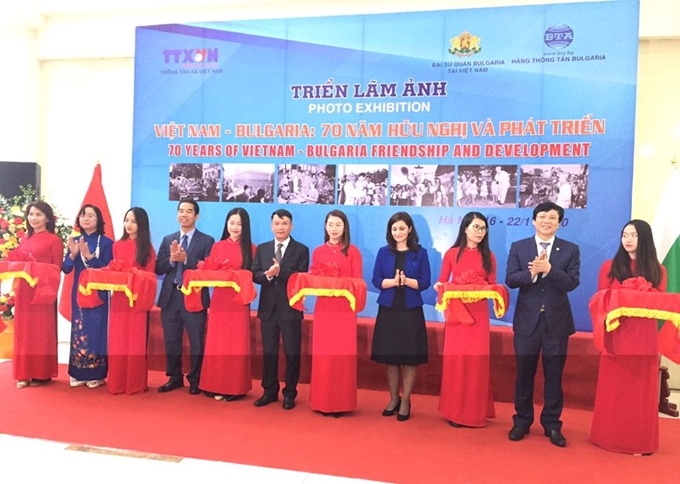 Cutting ribbon to open the exhibition (Source: CPV)