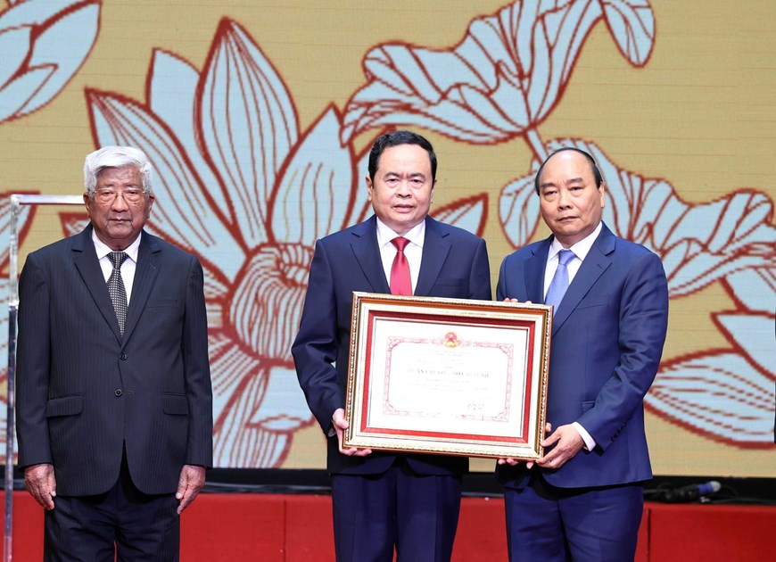 Prime Minister Nguyen Xuan Phuc, Chairman of the Central Council for Emulation and Commendation hands over the Ho Chi Minh Order to the Vietnam Fatherland Front