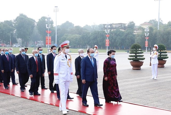 The delegation visit President Ho Chi Minh's mausoleum (Source: VNA)