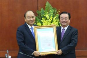 Prime Minister hand decision to appoint Le Minh Hoan as Deputy Minister of Agriculture and Rural Development