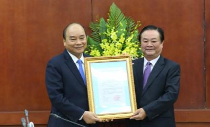 Prime Minister hand decision to appoint Le Minh Hoan as Deputy Minister of Agriculture and Rural Development