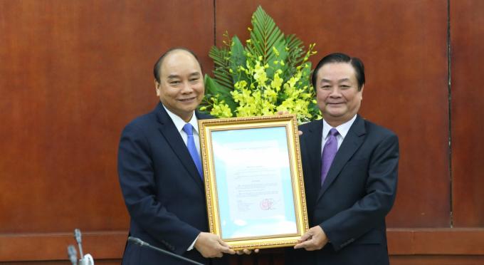 Prime Minister Nguyen Xuan Phuc (on the left) gave the appointment decision to Mr. Le Minh Hoan. (Source: nongnghiep.vn)