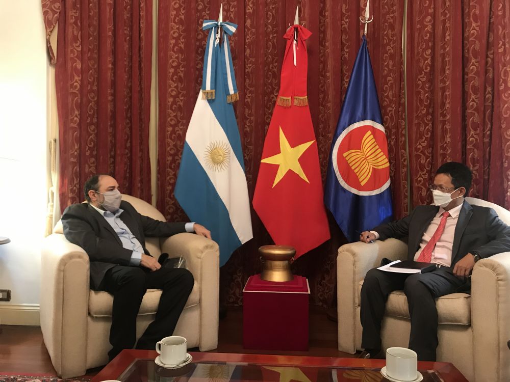 Newly-appointed Ambassador of Vietnam to Argentina Duong Quoc Thanh has had a working session with Alejandro Pont Lezica, Director of the Radio National Argentina (Source: baoquocte.vn)