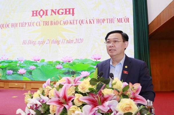 Secretary of Hanoi City Party Committee Vuong Dinh Hue at the meeting with voters (Source: congluan.vn)