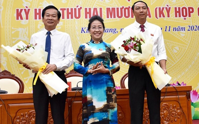Comrade Lam Minh Thanh (Right) takes position as Chairman of Kien Giang Provincial People's Committee