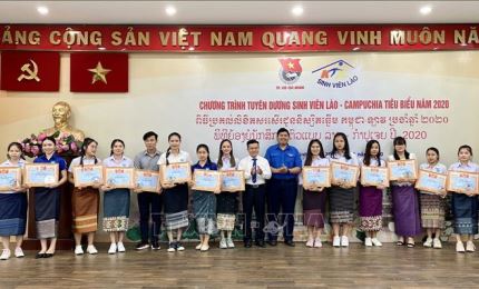 Hundreds of foreign students honoured for outstanding achievements