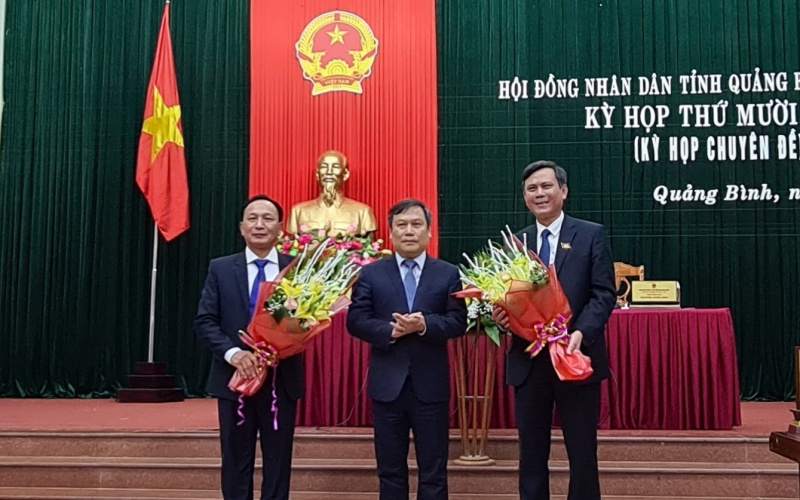 Tran Thang (Right) received flowers from Secretary of Quang Binh Provincial Party Committee Vu Dai Thang (Source: Nhan Dan Online)