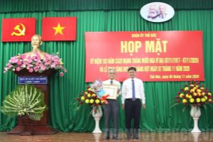 Over 1,480 Party members in Ho Chi Minh City presented Party badges