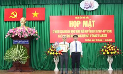 Over 1,480 Party members in Ho Chi Minh City presented Party badges