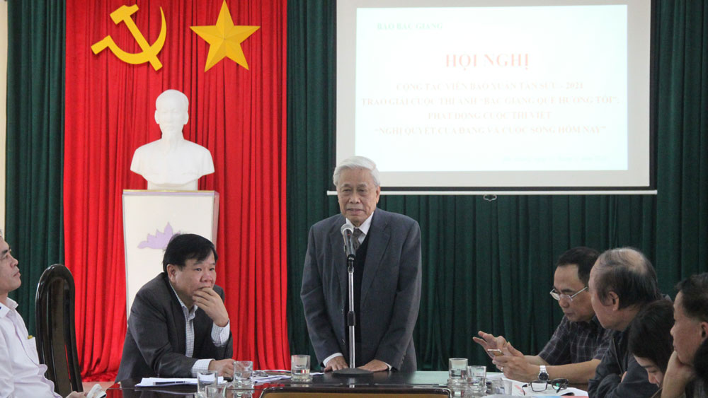 Poet Vu Quan Phuong addresses at the launching ceremony (Source: baobacgiang.com.vn)