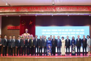 Strengthening diplomatic support and coordination with Hanoi