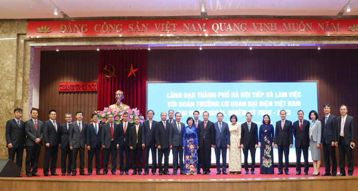 Delegates take photo after the working session (Source: hanoi.gov.vn)