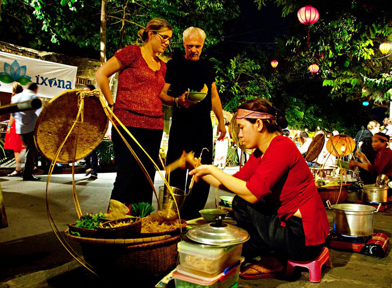 Foreign visitors are attracted by Vietnamese food (Source: hanoimoi.com.vn)