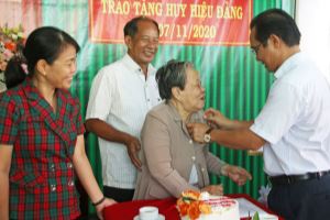 Presenting Party badges to Party members in Long An province