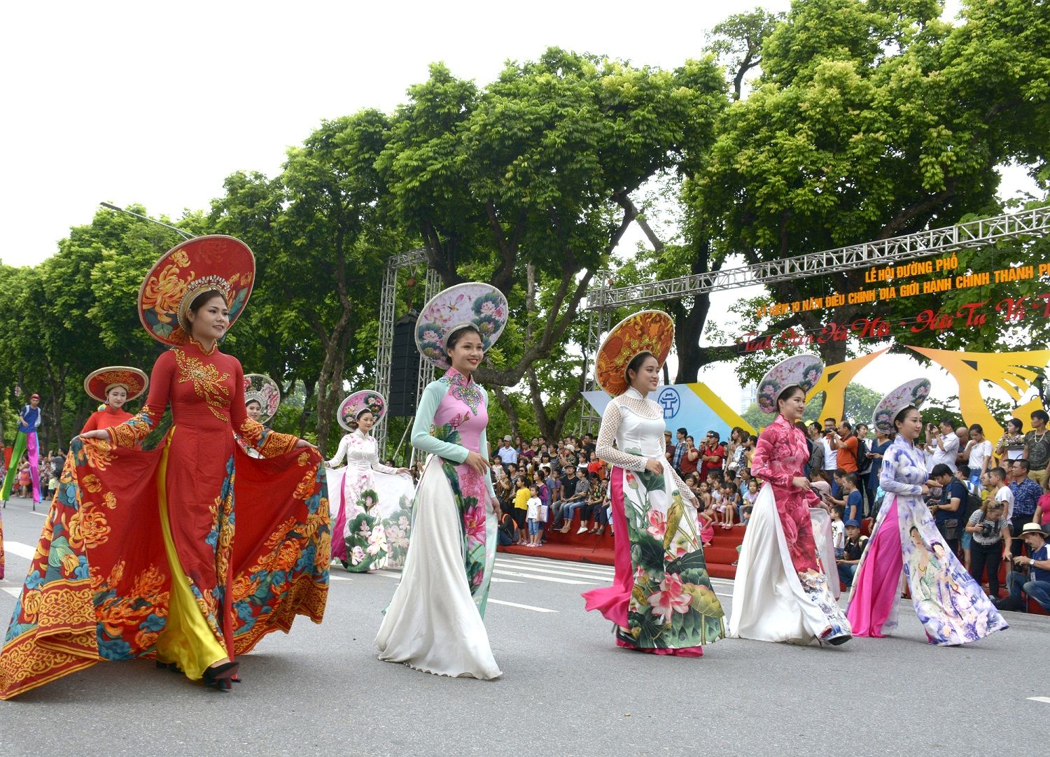 Performance of Ao dai at pedestrian streets nearby Hoan Kiem lake (Source: quocphongthudo.vn)