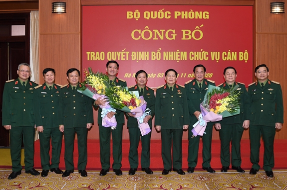 Defense Minister General Ngo Xuan Lich congratulated army officers (Source: qdnd.vn)