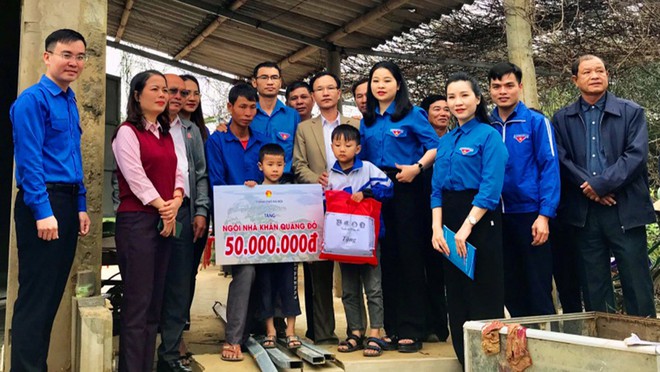 Hanoi youth present scholarships to pupils from disadvantaged families (Source: thanhnien.vn)
