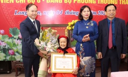 4,100 Party members in Hanoi receive Party badge