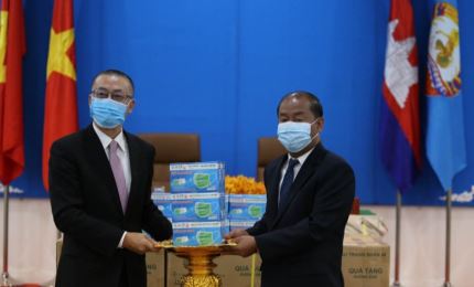 Vietnamese Party Commission presents 30,000 face masks to Cambodian side