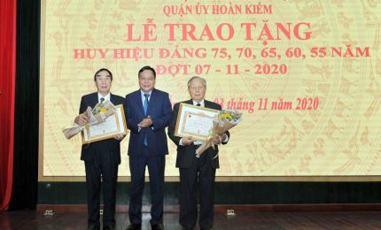 Hanoi’s district presents Party badges to 120 Party members