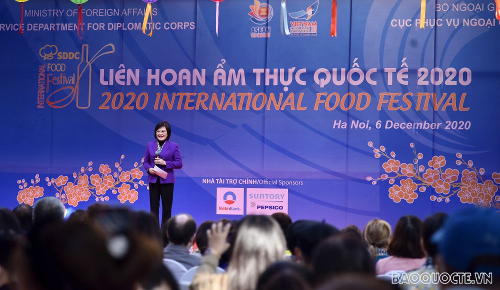 Ambassador Nguyen Nguyet Nga at 2020 International Food Festival in Hanoi (Source: baoquocte.vn)