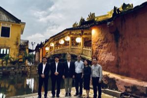 Japanese Ambassador visits Hoi An ancient town and plants trees at Hoi An Park