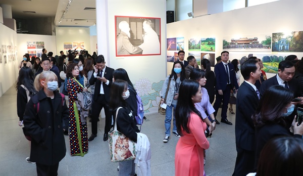 Visitors to the exhibition (Source:  baovanhoa.vn)