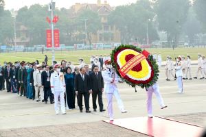 Delegates attending National Emulation Congress visit President Ho Chi Minh’s Mausoleum