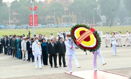 Delegates attending National Emulation Congress visit President Ho Chi Minh’s Mausoleum