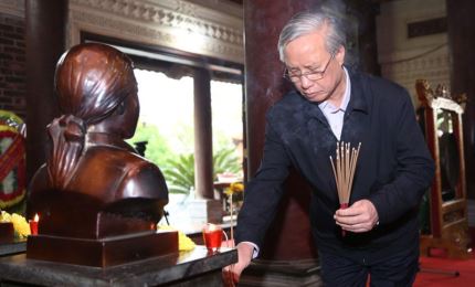 Senior Party official offers incense to fallen soldiers at Truong Bon