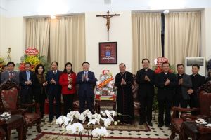 Secretary of Hanoi Party’s Committee appreciates contributions of Catholic community to capital development