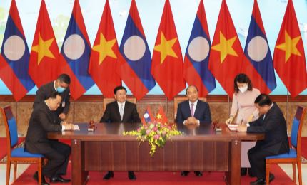 Seventeen cooperation agreements signed at 43rd Vietnam-Lao Inter-governmental Committee session
