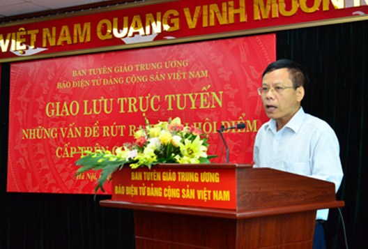 Dr. Nguyen Van Minh, Head of Party Building Department under the Communist Party of Vietnam Online Newspaper made a speech at the online dialogue