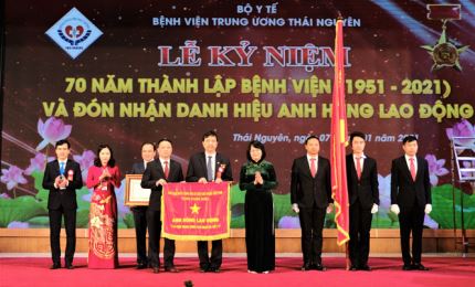 Vice President Dang Thi Ngoc Thinh awards “Labour Hero in Renewal Period” to Thai Nguyen Central Hospital