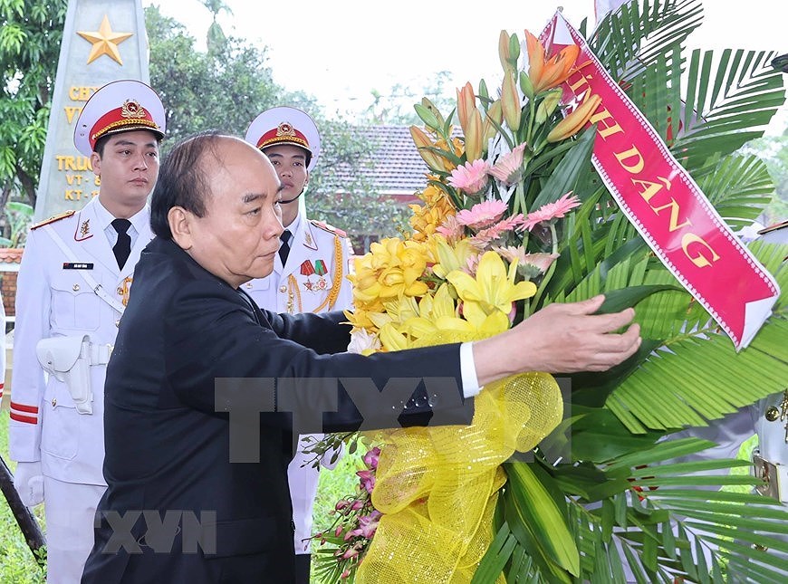 Prime Minister Nguyen Xuan Phuc offers incense in commemoration of late President Le Duc Anh at General Le Duc Anh’s Cultural House in Ban Mon village, Loc An commune, Phu Loc district, Thua Thien-Hue province (the late President’s hometown) (Photo: VNA)