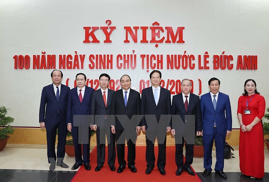 Prime Minister Nguyen Xuan Phuc, former Prime Minister Nguyen Tan Dung and other delegates attend an exhibition on late President Le Duc Anh and his revolutionary career (Photo: VNA)