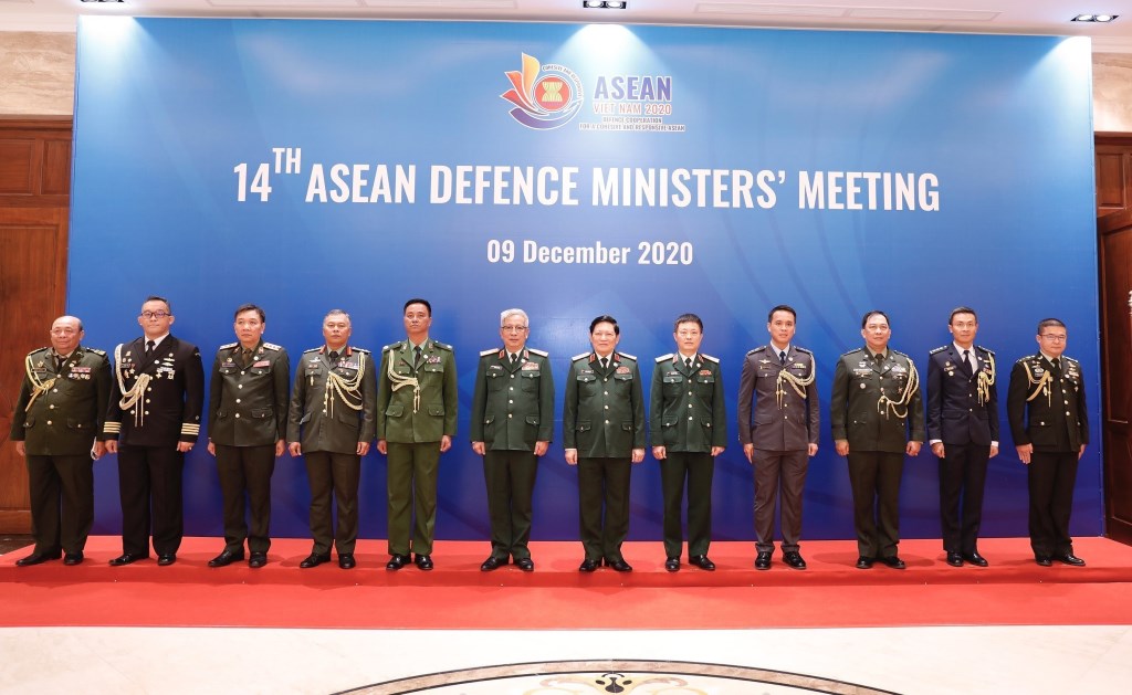 General Ngo Xuan Lich and ASEAN military attaches attend the 14th ADMM in Hanoi (Photo: VNA)